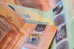 Aktionäre können sich in der Dividendensaison über die Gewinnausschütungen freuen. (Archivbild) - © Boris Roessler/dpa