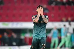 Bremens Cameron Puertas reagiert nach einer vergebenen Chance. Sein Schuss flog &uuml;ber das Augsburger Tor. - &copy; Harry Langer/dpa