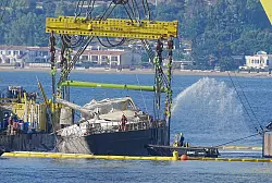 Das Wrack musste leergepumpt und stabilisiert werden, bevor es für weitere Untersuchungen in den Hafen von Termini Imerese geschleppt werden soll. - © Peter Byrne/PA Wire/dpa