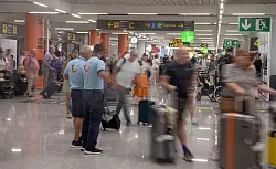 Am Flughafen in Palma de Mallorca herrscht Hochbetrieb. - © Clara Margais/dpa
