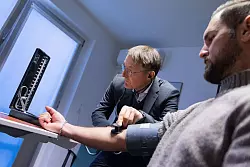 Lauterbach sagt, die Daten der Bürgerinnen und Bürger seien sicher. - © Rolf Vennenbernd/dpa-Pool/dpa