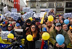 Die Venezolaner stimmen mit den F&uuml;&szlig;en ab. Millionen von Menschen haben das s&uuml;damerikanische Land seit dem Amtsantritt von Pr&auml;sident Maduro verlassen. (Archivbild) - &copy; Richard Zubelzu/ZUMA Press Wire/dpa
