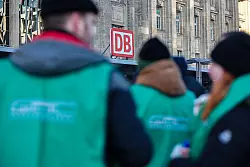 Im Tarifkonflikt ist der GDL eine Arbeitszeitreduzierung f&uuml;r Schichtarbeiter besonders wichtig: von 38 auf 35 Stunden pro Woche bei vollem Lohnausgleich. Die Forderung h&auml;lt die Bahn f&uuml;r unerf&uuml;llbar. - &copy; Jan Woitas/dpa