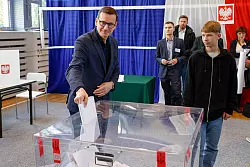 Bleibt er im Amt? Polens Ministerpr&auml;sident Mateusz Morawiecki w&auml;hlt in der Hauptstadt. - &copy; Michal Dyjuk/AP/dpa