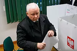 PiS-Chef Jaroslaw Kaczynski im Wahllokal in Warschau. - &copy; Petr David Josek/AP/dpa