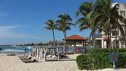 Liegest&uuml;hle stehen am Strand in Playa del Carmen in Yucatan. - &copy; Andrea Sosa/dpa