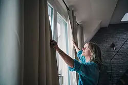 Morgens Licht, Wasser und frische Luft: Schon kleine Gewohnheiten k&ouml;nnen f&uuml;r das Wohlbefinden einen gro&szlig;en Unterschied machen. - &copy; Zacharie Scheurer/dpa-tmn