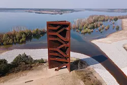 Wie ein in den Boden gerammter Nagel wirkt der «rostige» Aussichtsturm im Lausitzer Seenland - der Name passt also durchaus. - © Sebastian Kahnert/dpa/dpa-tmn