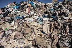 Nur ein Prozent des globalen Kleidermülls wird laut BCG zu neuen Fasern recycelt. (Archivbild) - © Antonio Cossio/dpa