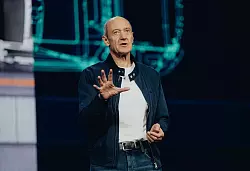 Siemens-CEO Roland Busch er&ouml;ffnet mit seiner Keynote-Ansprache die Technikmesse CES 2026 und k&uuml;ndigt mehrere Initiativen zum KI-Einsatz in der Industrie an. - &copy; Uncredited/Siemens/dpa