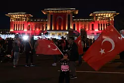 Anh&auml;nger des t&uuml;rkischen Pr&auml;sidenten Erdogan versammeln sich vor dem Pr&auml;sidentenpalast. - &copy; Ali Unal/AP/dpa