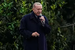 Recep Tayyip Erdogan h&auml;lt eine Rede vor seiner Residenz in Istanbul. - &copy; Francisco Seco/AP/dpa