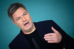 Grünen-Kanzlerkandidat Robert Habeck stellte sich dagegen. - © Bernd von Jutrczenka/dpa