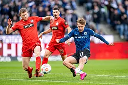 Joel Grodowski (r) erzielte den F&uuml;hrungstreffer f&uuml;r Armninia Bielefeld. - &copy; David Inderlied/dpa