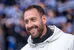 Bielefelds Trainer Mitch Kniat freut sich &uuml;ber das Ende der Niederlagenserie. - &copy; David Inderlied/dpa