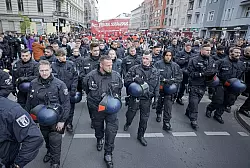 Der Demonstrationszug zum &laquo;Revolution&auml;rer 1. Mai&raquo; in Berlin-Neuk&ouml;lln. - &copy; Michael Kappeler/dpa