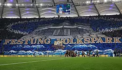 Eine Choreographie beim letztmaligen Aufeinandertreffen des HSV und FC St. Pauli im Mai 2024. (Archiv) - © Christian Charisius/dpa