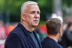 Union-Präsident Dirk Zingler distanziert sich klar von den rassistischen Rufen eines Fans. - © Andreas Gora/dpa