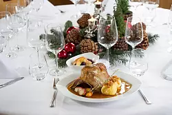 Die Tafel ist weihnachtlich gedeckt. Klassischerweise passen zur Weihnachtsgans-Portion Klöße. - © Tobias Hase/dpa-tmn