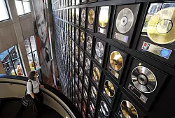 Gold und Platin, wohin das Auge blickt: Schallplattenauszeichnungen in der Country Music Hall of Fame. - © Raphael Tenschert/Tennessee Tourism/dpa-tmn