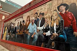 Johnny Cash, Dolly Parton und viele andere Country-Legenden sind auf diesem Straßenbild am Broadway in der Downtown von Nashville verewigt. - © Verena Wolff/dpa-tmn
