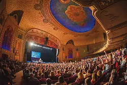 Das Tennessee Theatre zählt zu den alten Bühnen auf der Gay Street von Knoxville. - © The Tennessee Theatre/Tennessee Tourism/dpa-tmn