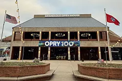 Das Grand Ole Opry House bei Nashville zählt zu den wichtigen amerikanischen Musikbühnen - der Name des Hauses leitet sich von der gleichnamigen Musiksendung ab, die 2025 100-jähriges Bestehen feiert. - © Verena Wolff/dpa-tmn