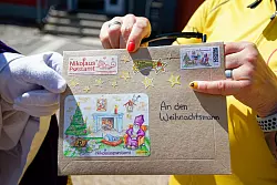 Der Nikolaus w&uuml;nscht sich, dass der Weihnachtsmann ihm antwortet. - &copy; Uwe Anspach/dpa