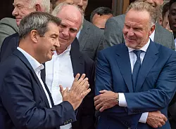 Karl-Heinz Rummenigge (r) wird von Ministerpräsident Markus Söder (l) geehrt. - © Peter Kneffel/dpa