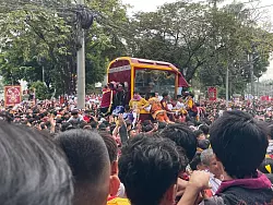 Die Prozession dauert traditionell viele Stunden. (Foto aktuell) - © Girlie Linao/dpa