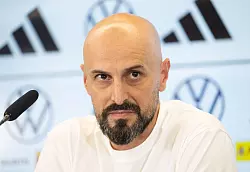 Hinterfragt die Woltemade-Debatte vor dem U21-EM-Finale: Trainer Antonio Di Salvo - © Boris Roessler/dpa