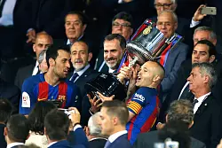 Sergio Busquets (l) und Andres Iniesta (r) gehörten zur Goldenen Generation des FC Barcelona. (Archivbild) - © picture alliance / Francisco Seco/AP/dpa