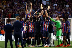 Der FC Barcelona ist sein Herzensclub: Sergio Busquets (Mitte). (Archivbild) - © Joan Monfort/AP