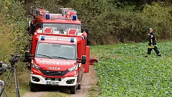 Die Feuerwehr pumpte Wasser aus dem Tümpel ab. - © Bernd Wüstneck/dpa