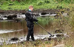 Die Polizei durchsuchte den Tümpel mit einem Detektor. - © Bernd Wüstneck/dpa
