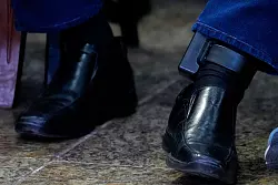 Die elektronische Fu&szlig;fessel an Bolsonaros linkem Kn&ouml;chel sorgt f&uuml;r Diskussionsstoff. (Archivbild) - &copy; Eraldo Peres/AP/dpa