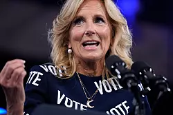 Jill Biden im auff&auml;lligen Kleid mit&laquo;Vote&raquo;-Aufschrift - auf Deutsch sinngem&auml;&szlig;: &laquo;Geh w&auml;hlen.&raquo; (Archivbild) - &copy; Evan Vucci/AP/dpa