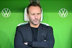 Muss viel nachdenken: VfL Wolfsburgs Sportchef Sebastian Schindzielorz - © Swen Pförtner/dpa