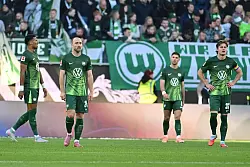 Bild mit Symbolcharakter: Enttäuschte Spieler des VfL Wolfsburg - © Swen Pförtner/dpa