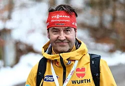 Sportdirektor H&uuml;ttel bewertet die Arbeit der Fis in diesem Winter positiv. - &copy; Daniel Karmann/dpa