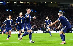 Schottland jubelte gegen Dänemark spät. - © Jane Barlow/PA Wire/dpa