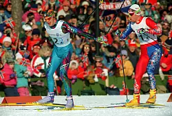 Silvio Fauner (links) sorgt als Schlussl&auml;ufer der italienischen Langl&auml;ufer gegen Norwegens Superstar Bj&ouml;rn D&auml;hlie f&uuml;r die gro&szlig;e Gold-Sensation bei Olympia 1994 in Lillehammer. (Archivbild) - &copy; picture-alliance / dpa