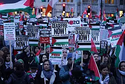 Auf einer pro-pal&auml;stinensischen Demonstration in London wird ein Waffenstillstand im Gazastreifen gefordert. - &copy; Lucy North/PA Wire/dpa