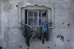 Sch&auml;den an einem Wohnhaus in Rafah, das von israelischen Kampfflugzeugen bombardiert wurde. - &copy; Mohammed Talatene/dpa