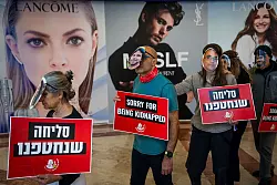 Protestaktion f&uuml;r die Freilassung der israelischen Geiseln in Tel Aviv. - &copy; Oded Balilty/AP/dpa