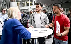 Gulan und Achmad aus Afghanistan informieren sich auf der Jobmesse &laquo;FuTog Berlin&raquo; (FutureTogether Berlin) f&uuml;r Gefl&uuml;chtete. - &copy; Britta Pedersen/dpa