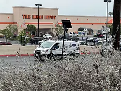 Der Baumarkt in Paramount steht inmitten des Gebiets, dass sich schnell mit Demonstranten f&uuml;llte. - &copy; Benno Schwinghammer/dpa