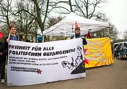 Unterstützer von Daniela Klette stehen vor dem Gerichtsgebäude. - © Sina Schuldt/dpa