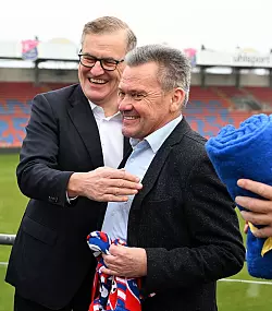 Freut sich &uuml;ber die nahende Musiala-R&uuml;ckkehr: Bayern-Chef Dreesen (l). - &copy; Jens Niering/dpa