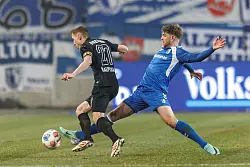 Marcus Mathisen (1. FC Magdeburg) k&auml;mpft gegen Mittelfeld Niklas Hauptmann (l, Dynamo Dresden) um den Ball. - &copy; Andreas Gora/dpa